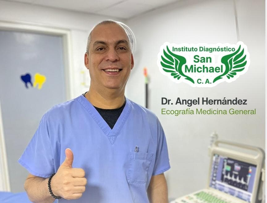 El Dr. Ángel Hernández, ecografista del instituto, junto al ecógrafo de la sede.