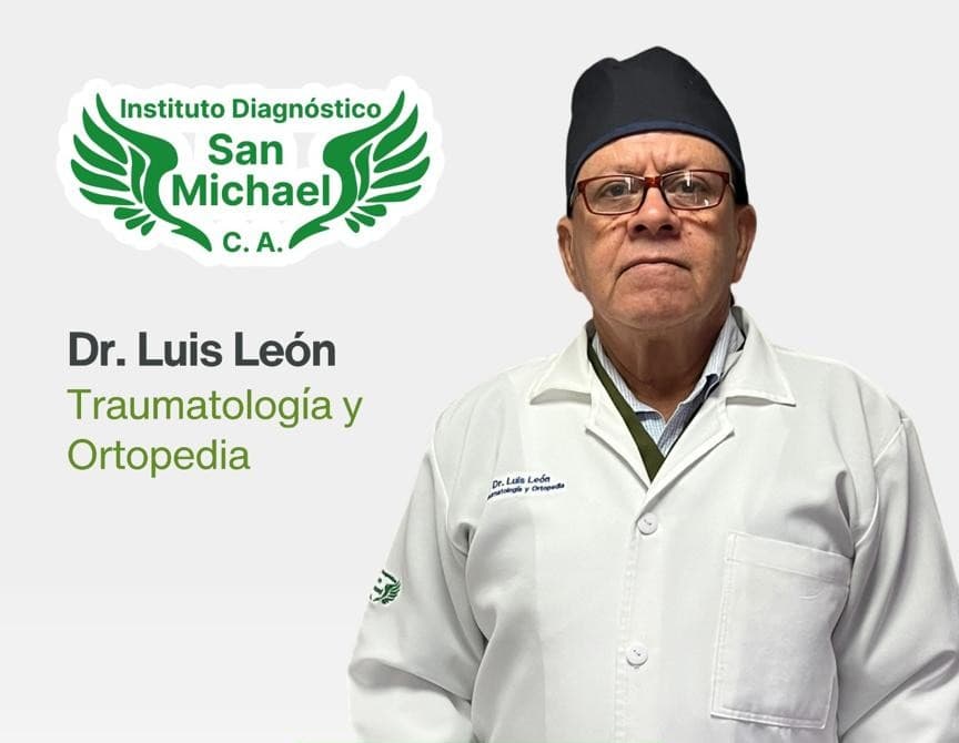 El Dr. Luis León, traumatólogo y ortopedista del instituto, con bata blanca.