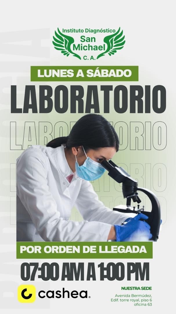 Pieza del instituto para el laboratorio clínico: una bioanalista observa una muestra por el microscopio.